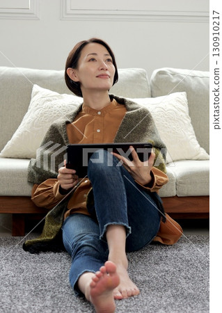 操作平板電腦的女人 操作平板電腦的女人 130910217