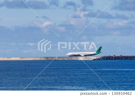 那霸機場起飛和降落的客機。沖繩縣島尻郡慶良間諸島 - 2025 年 6 月 27 日。前往座間味島和慶良間諸島的其他島嶼。 130910462