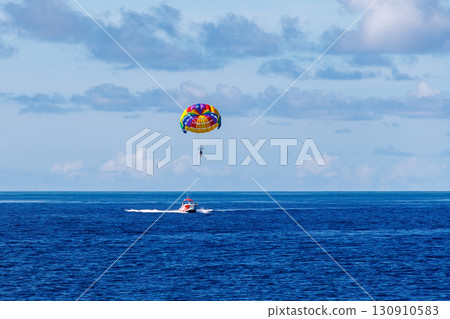 滑翔傘和拖船。沖繩縣島尻郡慶良間諸島 - 2025年6月27日，慶良間諸島 130910583