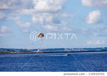 滑翔傘和拖船。沖繩縣島尻郡慶良間諸島 - 2025年6月27日，慶良間諸島 130910593