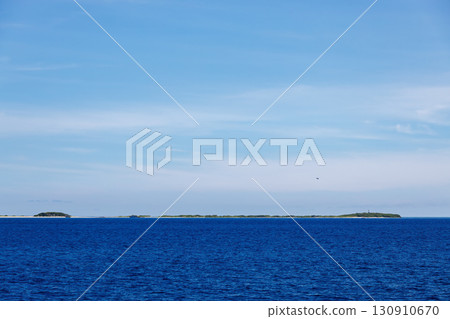 無人居住的納甘努島和庫埃夫島擁有美麗的白色沙灘，距離主島12公里。島上也提供船隻和直升機。 130910670