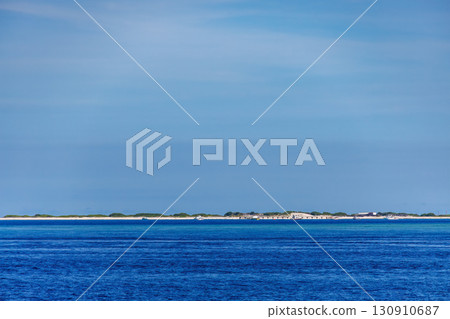 無人居住的納甘努島和庫埃夫島擁有美麗的白色沙灘,距離主島12公里。島上也提供船隻和直升機。 無人居住的納甘努島和庫埃夫島擁有美麗的白色沙灘,距離主島12公里。島上也提供船隻和直升機。 130910687