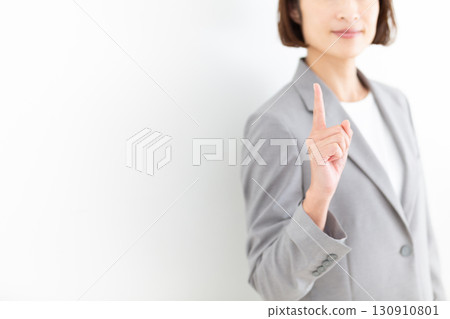 一位身穿灰色西裝的中年女商界女性向上指 130910801