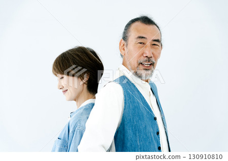 一對穿著相配服裝的老年夫婦的肖像 130910810