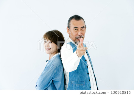 一對穿著相配服裝的老年夫婦的肖像 130910815
