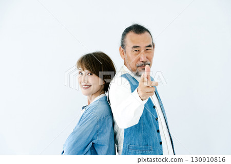 Portrait of a senior couple in matching outfits 130910816