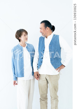 Portrait of a senior couple in matching outfits 130910825