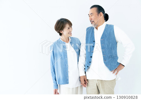 Portrait of a senior couple in matching outfits 130910828