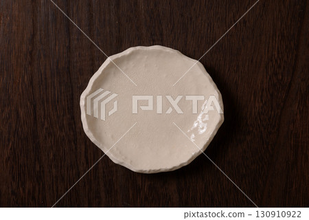 Japanese plate seen from directly above - background material 130910922