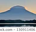 早晨的天空、富士山和雲彩 130911406