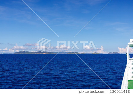 慶良間群島映入眼簾。沖繩縣島尻郡慶良間群島 - 2025年6月27日。我們登上了「座間味女王3號」。 130911418