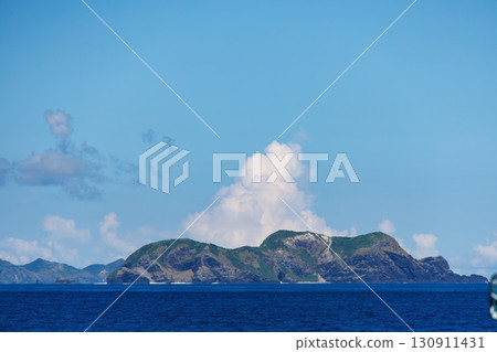 慶良間群島映入眼簾。沖繩縣島尻郡慶良間群島 - 2025年6月27日。我們登上了「座間味女王3號」。 慶良間群島映入眼簾。沖繩縣島尻郡慶良間群島 - 2025年6月27日。我們登上了「座間味女王3號」。 130911431
