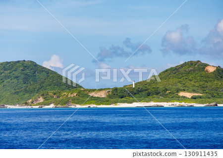 慶良間群島映入眼簾。沖繩縣島尻郡慶良間群島 - 2025年6月27日。我們登上了「座間味女王3號」。 130911435