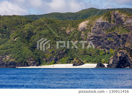 慶良間群島映入眼簾。沖繩縣島尻郡慶良間群島 - 2025年6月27日。我們登上了「座間味女王3號」。 130911456
