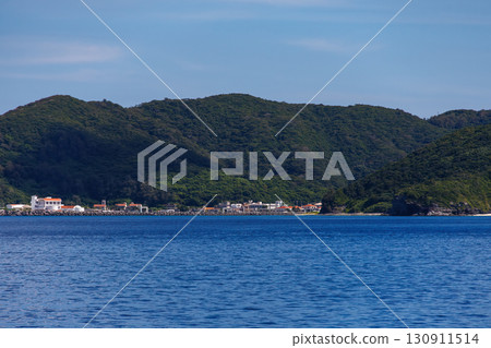 駛入慶良間諸島。遊艇和小船。沖繩縣島尻郡慶良間諸島-2025年6月27日,搭乘「座間味女王3號」。 駛入慶良間諸島。遊艇和小船。沖繩縣島尻郡慶良間諸島-2025年6月27日,搭乘「座間味女王3號」。 130911514