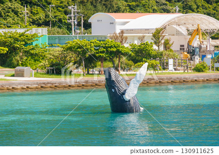 我們抵達了座間味港。一座座頭鯨的雕像迎接了我們。沖繩縣島尻郡慶良間諸島 - 2025年6月27日 130911625