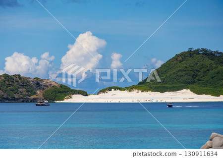 我們抵達了座間味港。一座座頭鯨的雕像迎接了我們。沖繩縣島尻郡慶良間諸島 - 2025年6月27日 我們抵達了座間味港。一座座頭鯨的雕像迎接了我們。沖繩縣島尻郡慶良間諸島 - 2025年6月27日 130911634