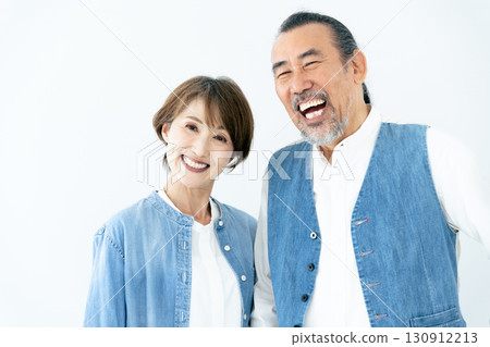 一對穿著相配服裝的老年夫婦的肖像 130912213