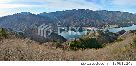 從丹澤高取山頂的觀景台拍攝的丹澤山脈和宮瀨湖的全景照片 130912245