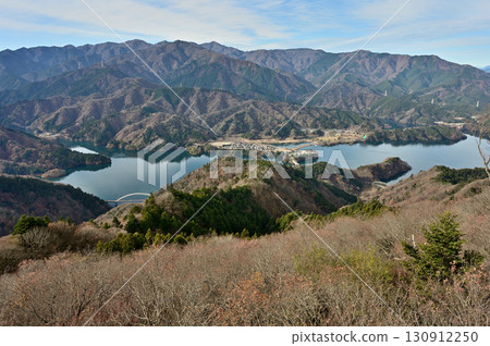 從丹澤高取山頂瞭望台眺望的丹澤連山和宮瀨湖 130912250
