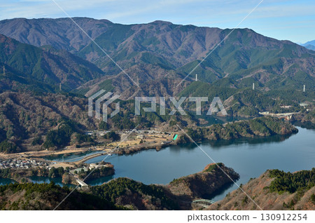 從丹澤高取山頂的觀景台可以眺望丹澤連山和宮瀨湖 130912254