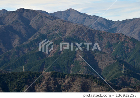 View from the observation deck at the summit of Mt. Takatori in Tanzawa: Mt. Fudōnomine and Mt. Hirugatake 130912255