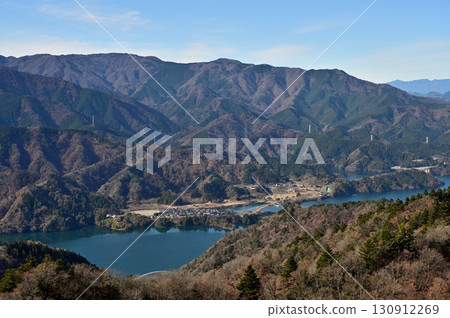 從丹澤佛花山頂的展望台眺望，可以一覽裡丹澤群山和宮瀨湖的景色 130912269