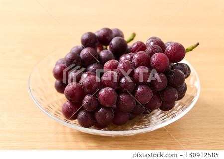 巨峰葡萄盛於玻璃杯中 巨峰葡萄盛於玻璃杯中 130912585