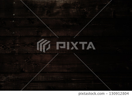 深棕色木板牆的水平背景圖像，帶有木紋和結 130912804