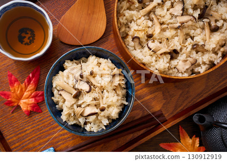 Mushroom rice | Rice cooked with shimeji mushrooms, shiitake mushrooms, maitake mushrooms, and enoki mushrooms 130912919