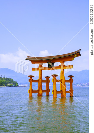 日本三大風景之一的嚴島神社大鳥居（廣島縣廿日市市宮島町） 130913282