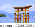 The large torii gate of Itsukushima Shrine, one of the Three Most Scenic Spots of Japan (Miyajimacho, Hatsukaichi City, Hiroshima Prefecture) 130913291