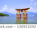 The large torii gate of Itsukushima Shrine, one of the Three Most Scenic Spots of Japan (Miyajimacho, Hatsukaichi City, Hiroshima Prefecture) 130913292
