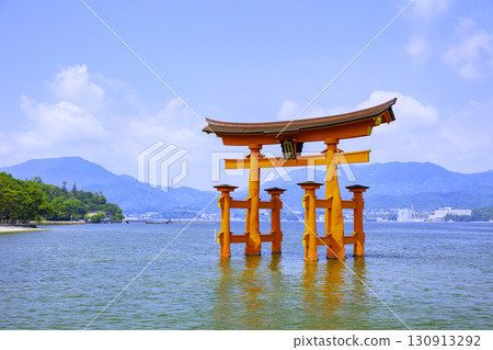 The large torii gate of Itsukushima Shrine, one of the Three Most Scenic Spots of Japan (Miyajimacho, Hatsukaichi City, Hiroshima Prefecture) 130913292