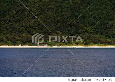 可以看到阿嘉島、座間味島、無人島嘉比島和阿根敷島。沖繩縣島尻郡慶良間諸島。登上皇后座間味3號。 130913450