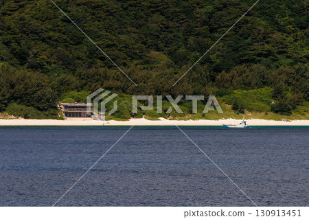 可以看到阿嘉島、座間味島、無人島嘉比島和阿根敷島。沖繩縣島尻郡慶良間諸島。登上皇后座間味3號。 130913451