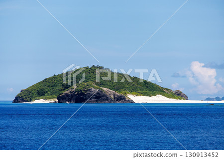 可以看到阿嘉島、座間味島、無人島嘉比島和阿根敷島。沖繩縣島尻郡慶良間諸島。登上皇后座間味3號。 130913452