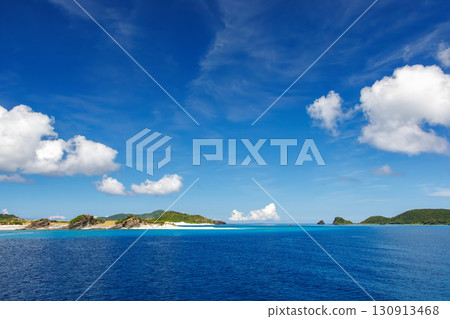 Aka Island, Zamami Island, the uninhabited island of Kabi Island, and Agenashiki Island are visible. Kerama Islands, Shimajiri District, Okinawa Prefecture. Aboard Queen Zamami 3. 130913468