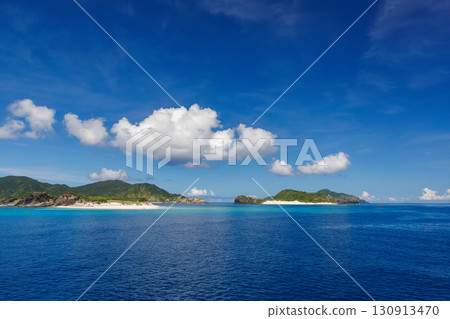 可以看到阿嘉島、座間味島、無人島嘉比島和阿根敷島。沖繩縣島尻郡慶良間諸島。登上皇后座間味3號。 130913470
