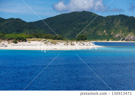 可以看到阿嘉島、座間味島、無人島嘉比島和阿根敷島。沖繩縣島尻郡慶良間諸島。登上皇后座間味3號。 130913471