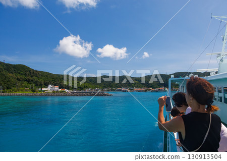 We arrived at Zamami Port. A statue of a humpback whale welcomed us. Kerama Islands, Shimajiri District, Okinawa Prefecture. Boarding the Queen Zamami No. 3. 130913504