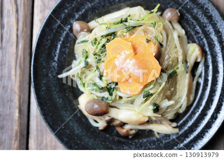 用大量蔬菜和鹽曲炒粉絲 130913979