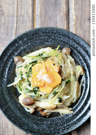 用大量蔬菜和鹽曲炒粉絲 130913980