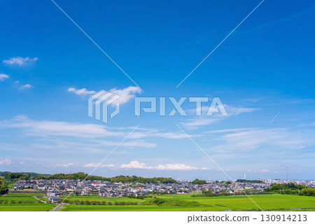 郊區風景:住宅區上空的清新藍天 郊區風景:住宅區上空的清新藍天 130914213
