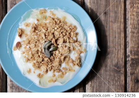 格蘭諾拉優格加蜂蜜放在平盤上 130914236