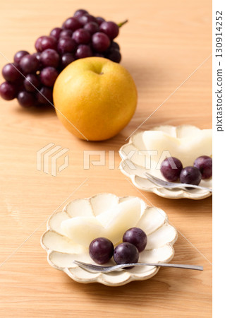 Cut Kyoho grapes and Hosui grapes arranged Cut Kyoho grapes and Hosui grapes arranged 130914252