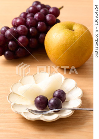 切好的巨峰葡萄和排列整齊的豐水葡萄 130914254