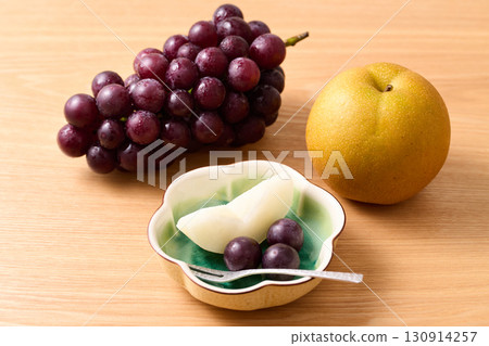 切好的巨峰葡萄和排列整齊的豐水葡萄 130914257
