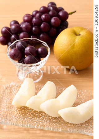 切好的巨峰葡萄和排列整齊的豐水葡萄 130914259