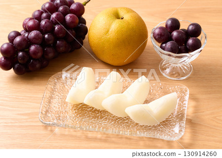 切好的巨峰葡萄和排列整齊的豐水葡萄 130914260